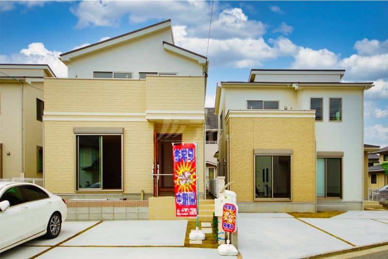 陽当り良好！スーパー、コンビニも近い便利な立地　左のC号棟販売中です。 残り2棟になりました。 （2021年9月撮影）