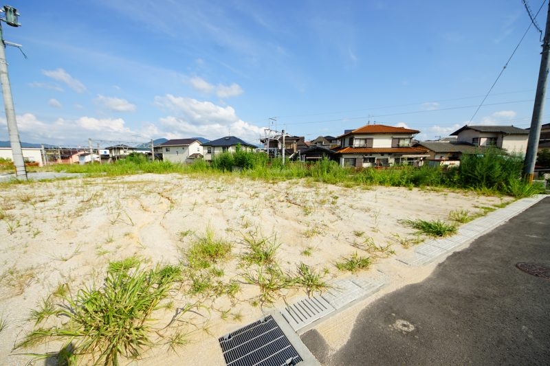 駅やスーパーが近く利便性の良い立地です。（2021年8月下旬撮影）