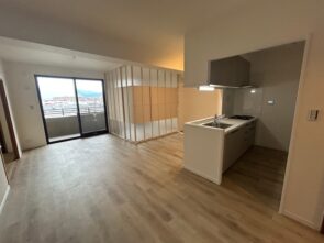 リビングルームは広めの空間。明るいフローリングが居心地の良い室内には可動間仕切り仕様のサービスルーム付きです （2024年5月中旬）撮影