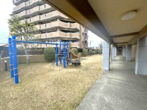敷地内には遊具もございます