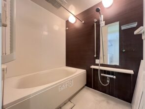 浴室暖房換気乾燥機を搭載したバスルーム