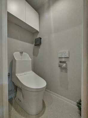 トイレは温水洗浄便座付きで快適にお使いいただけます。