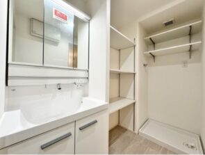 三面鏡仕様の洗面台　脱衣所には便利な可動棚収納スペース付き