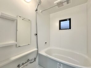小窓付きの明るい浴室