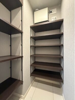 シューズクロークは靴だけでなく、ゴルフバックやベビーカー、キャンプ道具などの大きな荷物も収納できます！