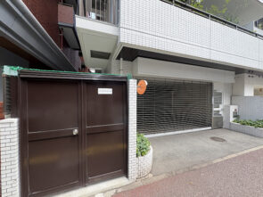 ゴミ置き場、駐車場入り口