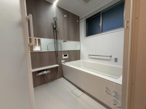 浴室乾燥機付きバスルーム　換気に便利な窓も付いています