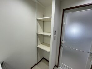 洗面所には棚スペースを設けました