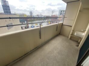 広めのバルコニー　 便利な外水栓付